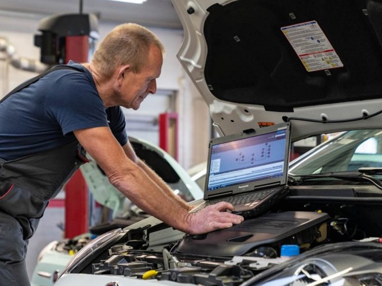 Mechaniker von Autohaus Büschgens  TOP Markenspezialist für Renault und Dacia führt eine HU/AU an einem Auto durch.