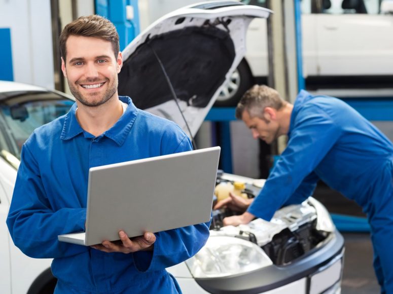 zwei Mechaniker, die die Reparatur und Wartung durchführen bei TOP Markenspezialist Autohaus Büschgens , Spezialist für Renault und Dacia in Umgebung  Korschenbroich